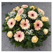 60-cm-atmeroju--fekvo-koszoru--barack-szinu-viragokbol