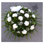 60-cm-atmeroju-koszoru--szegfuvel-rezgovel