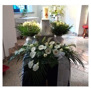 tuzott-viragdisz--templomi--urnas-temeteshez