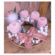 gombolyag-gyertyaval-es-figuraval-diszitett-adventi-koszoru