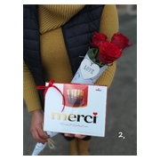 harom-szal--hosszu-szaru--bordo-rozsa--diszpapirban--merci-csokoladeval